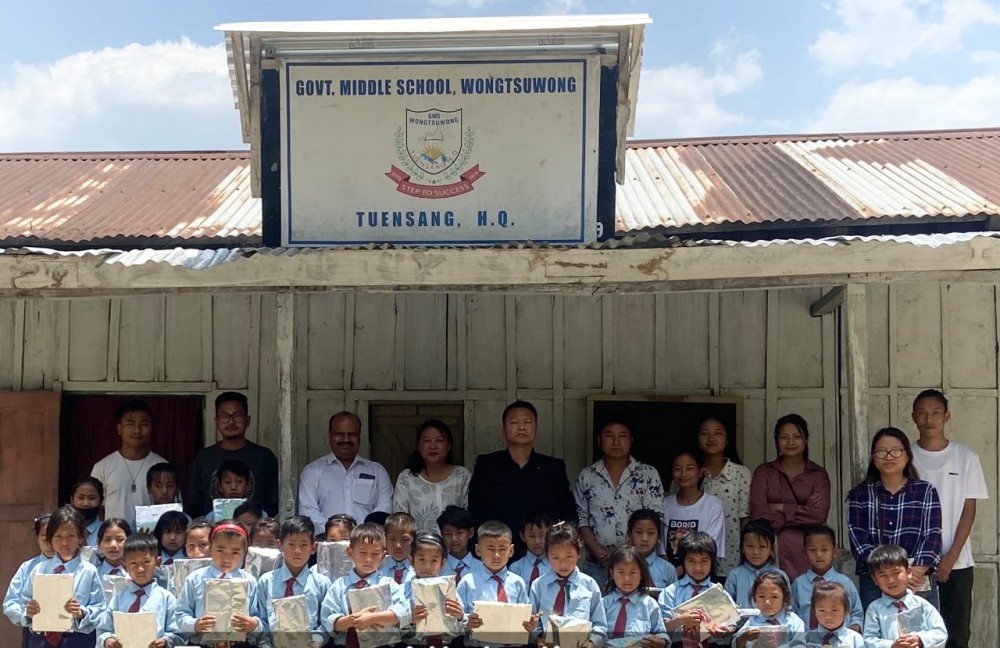 Students and faculty of Sao Chang College with the students of Government Middle School, Wongtsuwong.
